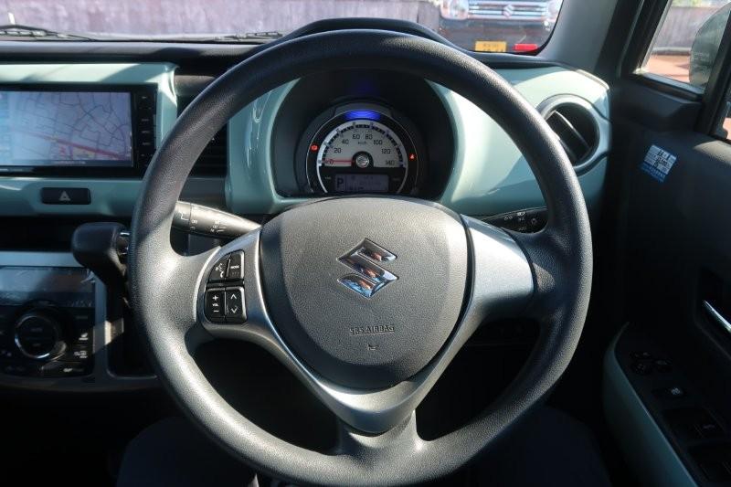 ハンドルのスイッチで簡単なオーディオ操作可能