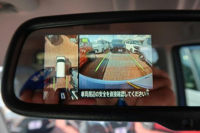 上から見たようなモニターで駐車をアシスト