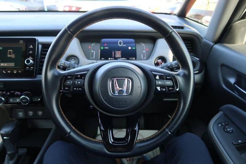 ハンドルのスイッチで簡単なオーディオ操作可能