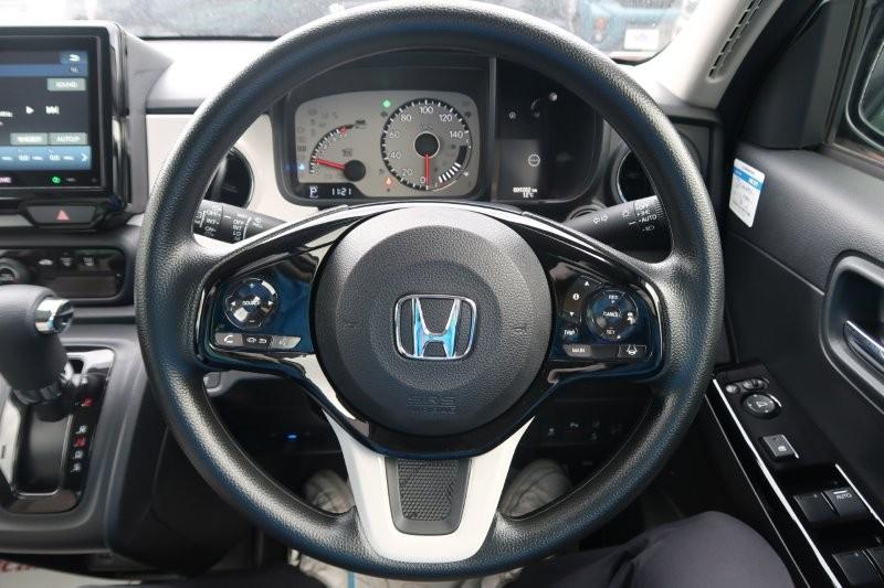 ハンドルのスイッチで簡単なオーディオ操作可能