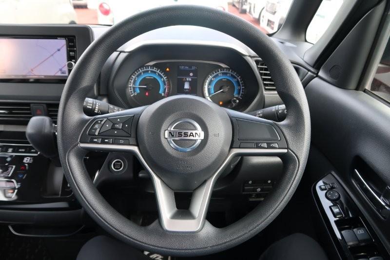 ハンドルのスイッチで簡単なオーディオ操作可能