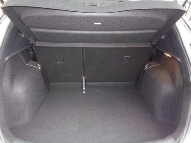 ラゲッジスペース　トノボード付　　　　　　Y