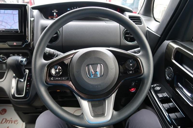 ハンドルのスイッチで簡単なオーディオ操作可能