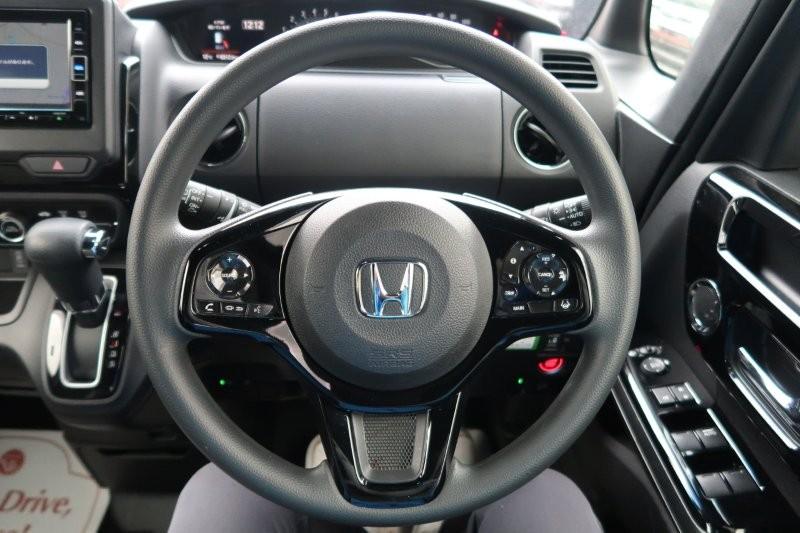 ハンドルのスイッチで簡単なオーディオ操作可能