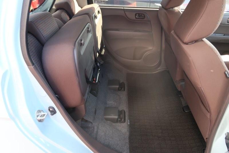 後席フロアも広く使える