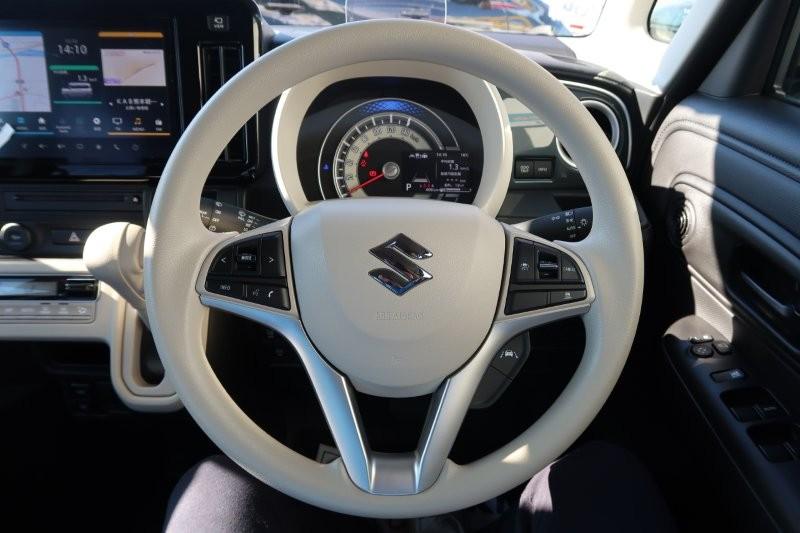 ハンドルのスイッチで簡単なオーディオ操作可能