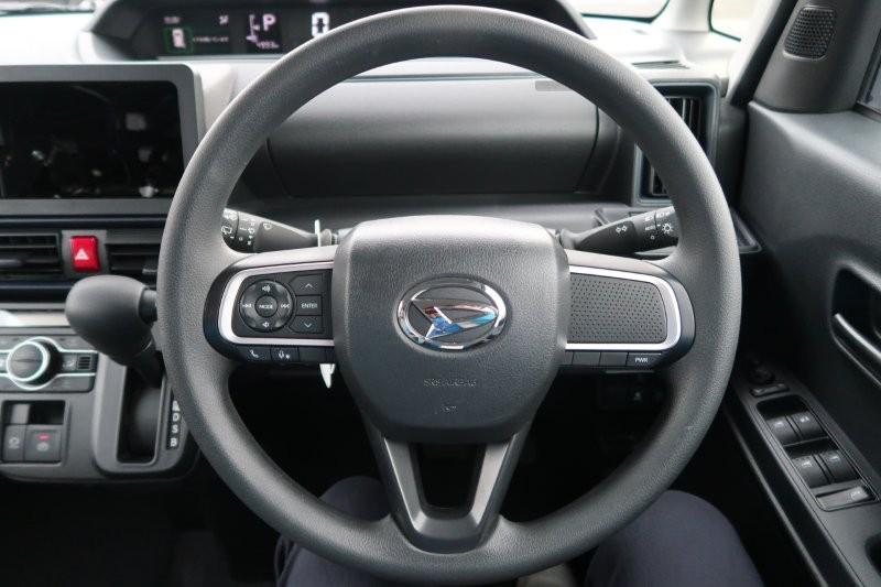 ハンドルのスイッチで簡単なオーディオ操作可能