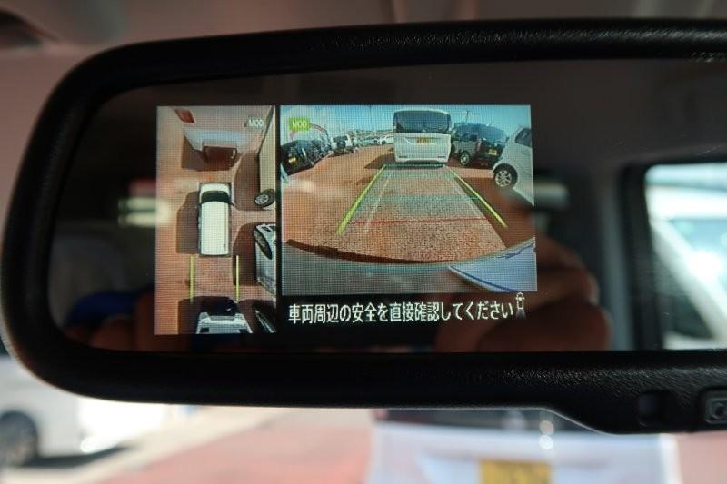 上から見たようなモニターで駐車をアシスト