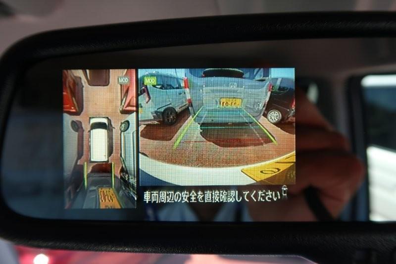 上から見たようなモニターで駐車をアシスト