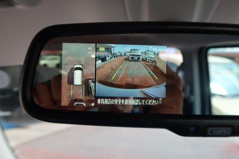 上から見たようなモニターで駐車をアシスト