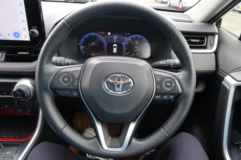 ハンドルのスイッチで簡単なオーディオ操作可能