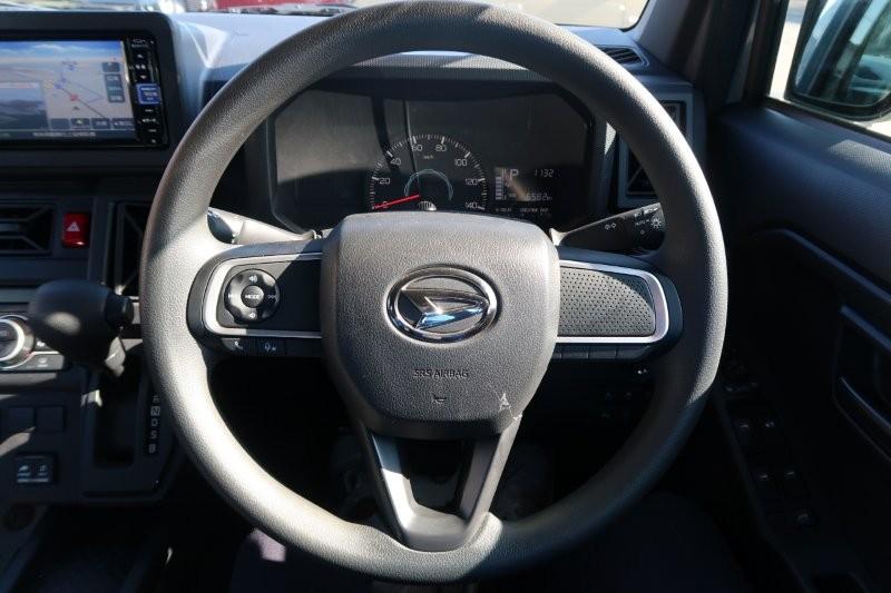 ハンドルのスイッチで簡単なオーディオ操作可能