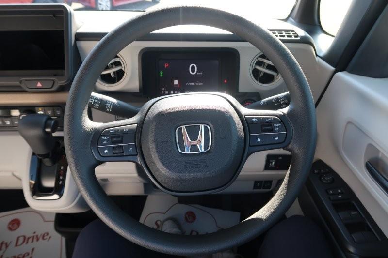 ハンドルのスイッチで簡単なオーディオ操作可能