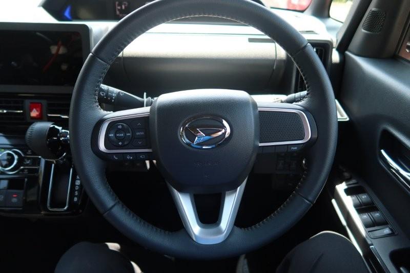 ハンドルのスイッチで簡単なオーディオ操作可能