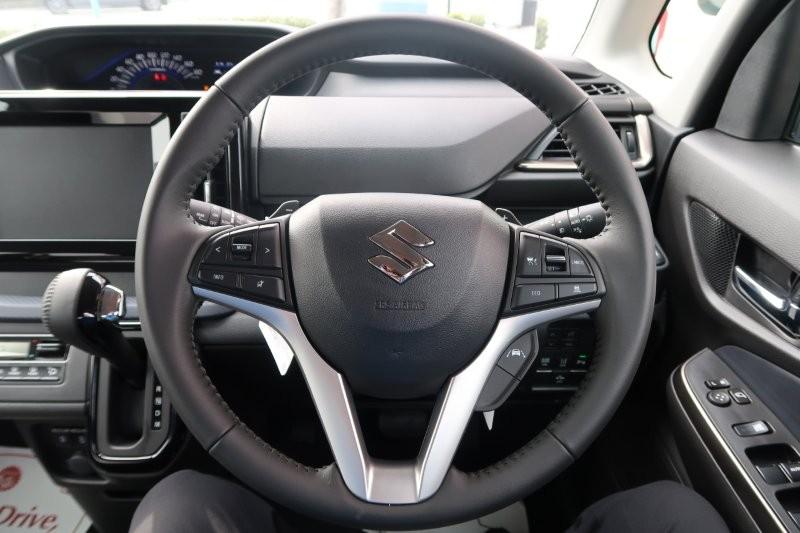 ハンドルのスイッチで簡単なオーディオ操作可能