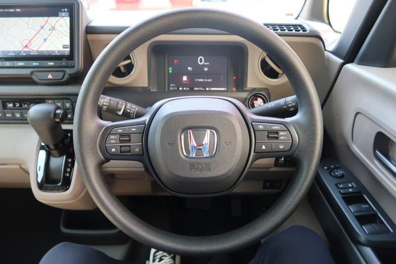 ハンドルのスイッチで簡単なオーディオ操作可能