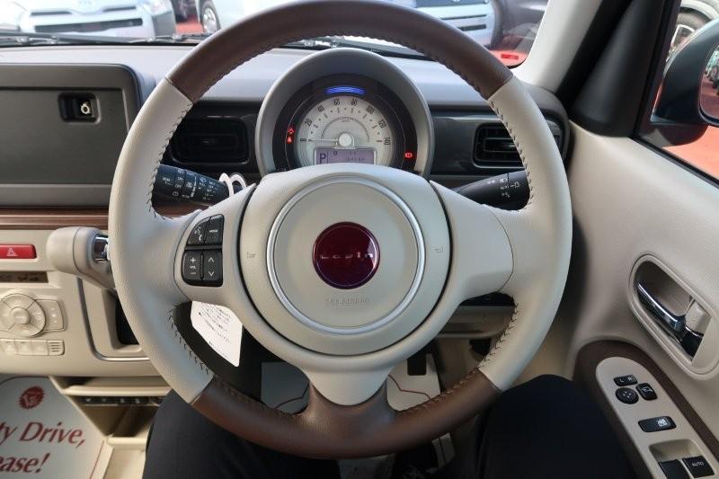 ハンドルのスイッチで簡単なオーディオ操作可能