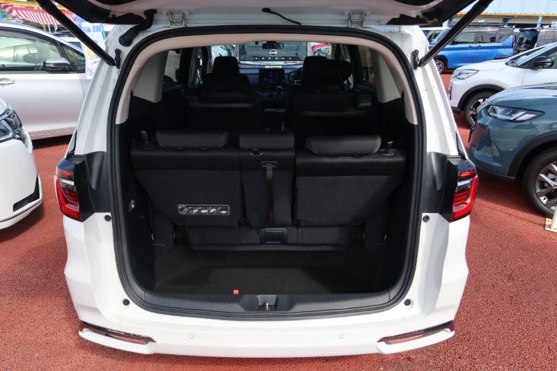 ７人乗り　乗せる荷物に合わせてシートアレンジ可能　　　T.O