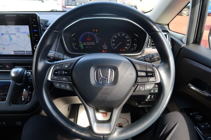 ハンドルのスイッチで簡単なオーディオ操作可能