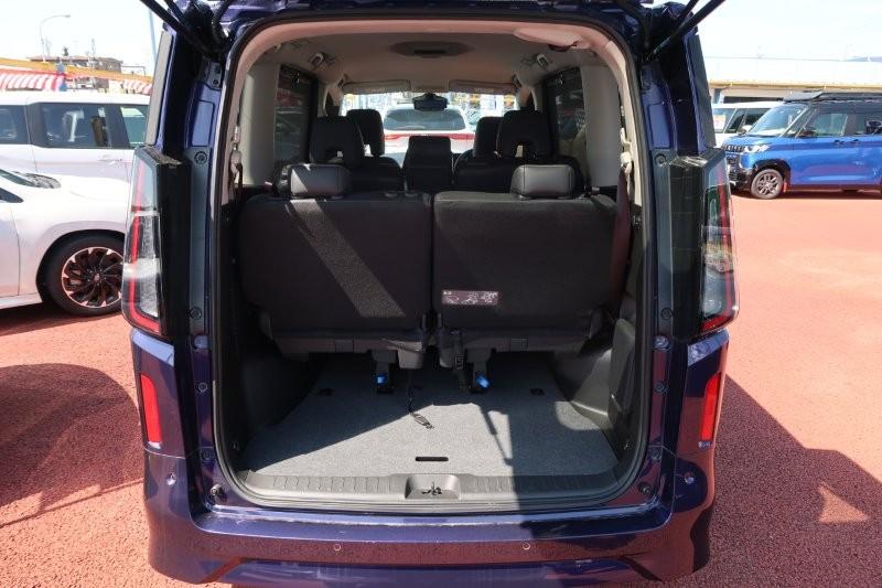 ８人乗り　乗せる荷物に合わせてシートアレンジ可能　　　T.O