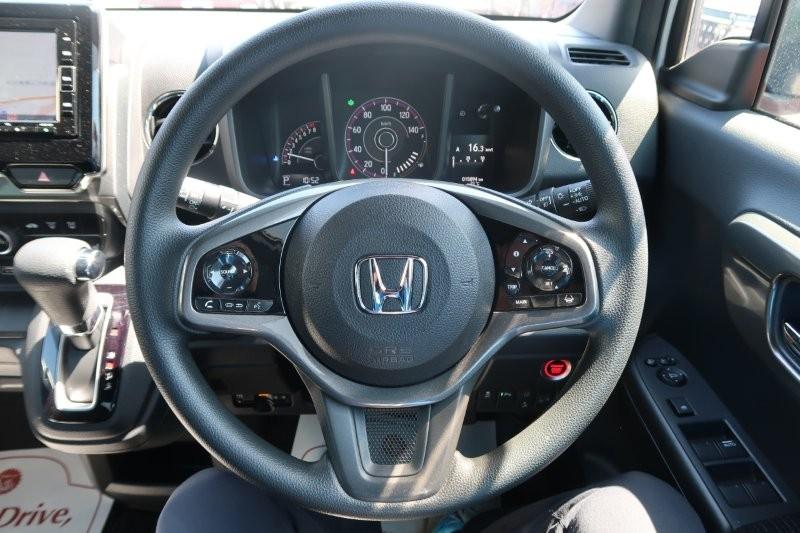 ハンドルのスイッチで簡単なオーディオ操作可能