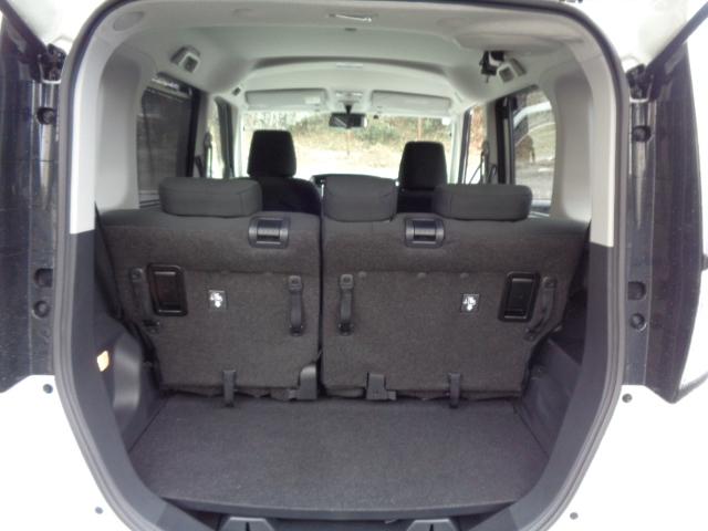 トランク側からリヤシートスライド＆リクライニング可能