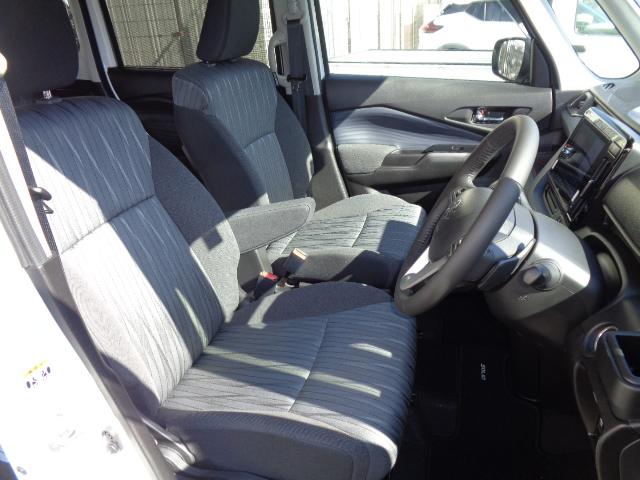 運転席シート上下アジャスター付き　アームレスト付き