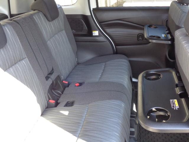 ５：５分割可倒式スライドリヤシート　シートバックテーブル付き