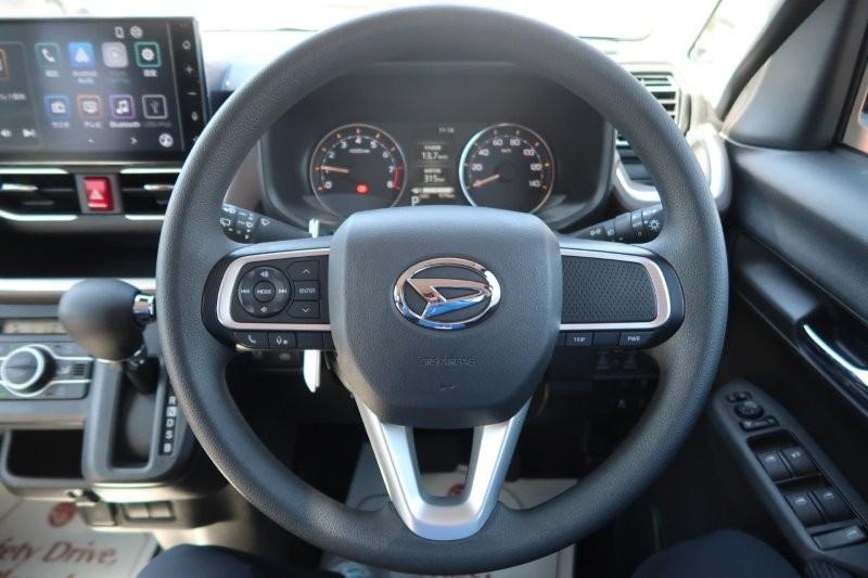 ハンドルのスイッチで簡単なオーディオ操作可能