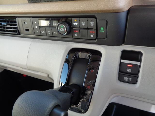 フルオートエアコン　運転席＆助手席シートヒーター　電子制御パーキングブレーキ