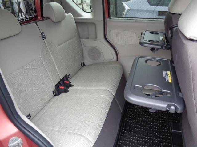 ５：５分割可倒式スライドリヤシート　シートバックテーブル付き