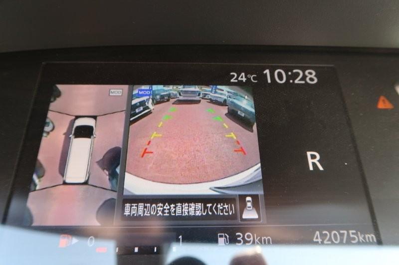 上から見たようなモニターで駐車をアシスト