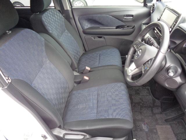 運転席シートリフター付　アームレスト付