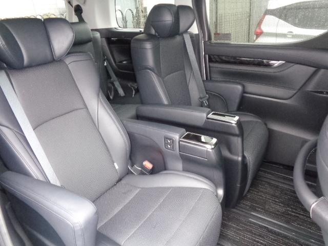 ２列目キャプテンシート