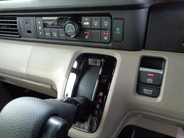 フルオートエアコン　運転席＆助手席シートヒーター　電動パーキングブレーキ