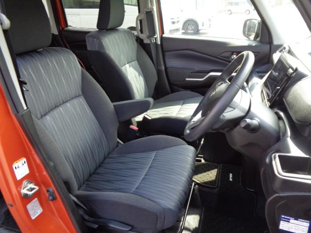 運転席シートリフター付　アームレスト付