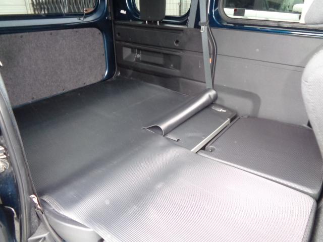 リヤシートを足元スペースに収めて、荷室を拡大　　　　　　　Y