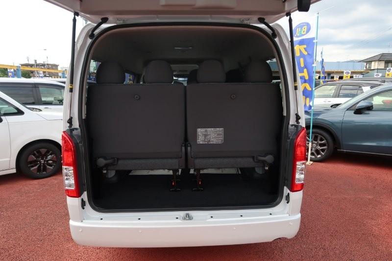 10人乗り　乗せる荷物に合わせてシートアレンジ可能　　　T.O